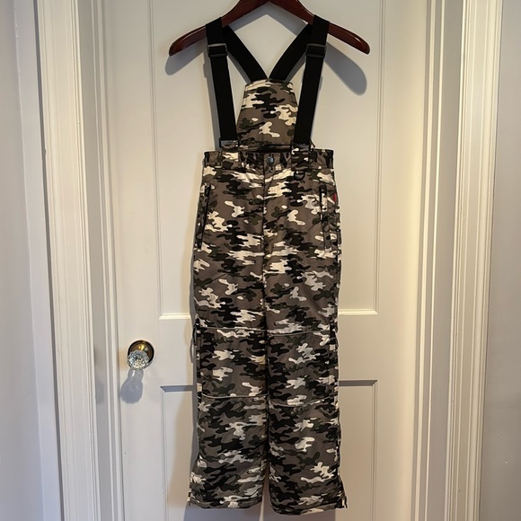 Manguun Kids ski / snowboard bibs in camo - converts to pants - in size 9 years - Picture 1 of 16